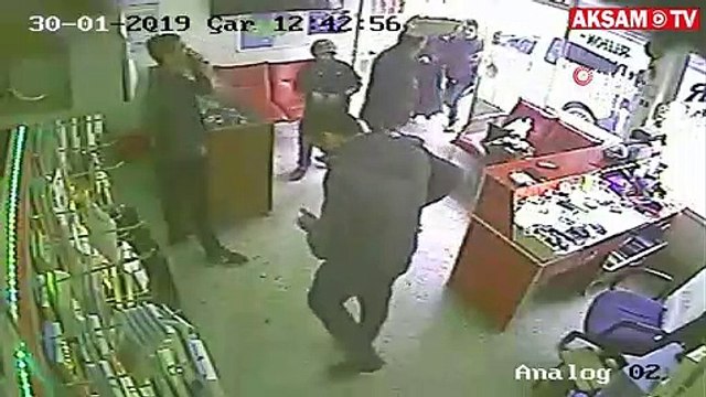 Şişen cep telefonu bataryası bomba gibi patladı