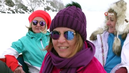 Çıldır Gölü üzerinde horon teptiler