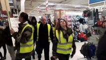 Les gilets jaunes chantent 