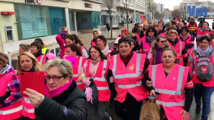 Deux cents nounous en "gilets roses" manifestent à Toulon