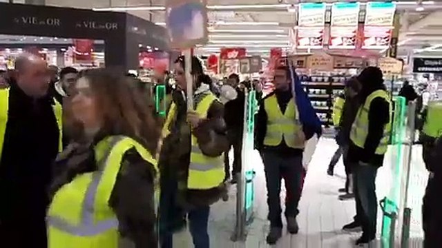 Les gilets jaunes sortent de l'hypermarché Auchan nord