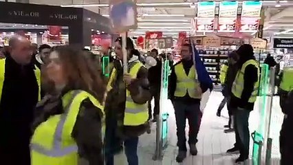 Les gilets jaunes sortent de l'hypermarché Auchan nord
