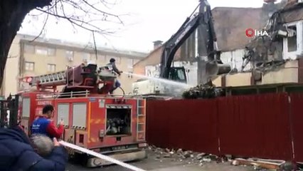 Tehlikeye aldırış etmeden film gibi izlediler...Kentsel Dönüşüm Projesi kapsamına sokulan bina meraklı bakışlar arasında yerle bir oldu