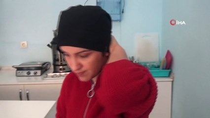 Bir eliyle yana düşen başını tutarak hayatını sürdürüyor, Servikal Distoni hastalığına çare arıyor