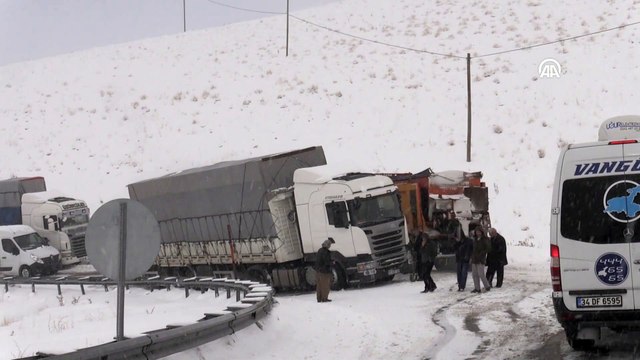 Van'da onlarca araç yolda kaldı
