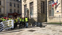 Gilets jaunes: rassemblement contre les violences devant la gendarmerie