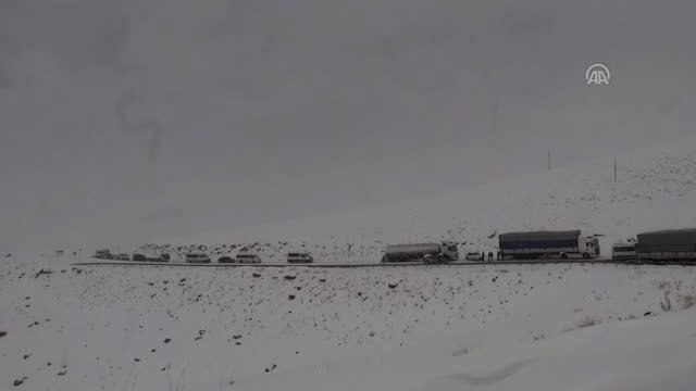 Van'da Onlarca Araç Yolda Kaldı