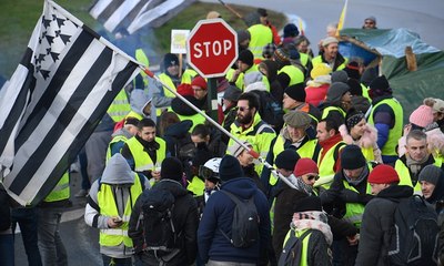 Sarı Yelekliler yaralıları anmak için sokakta