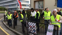 Gilets jaunes: cinquante manifestants devant le commissariat