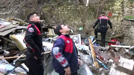 Evde kilitli kalan Afgan uyruklu aile, kapı balyozla kırılarak kurtarıldı