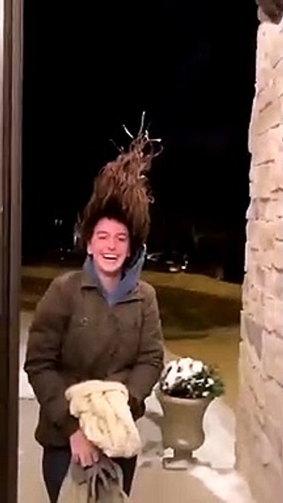 Gelés par le froid polaire, les cheveux de cette adolescente pétrifient la toile