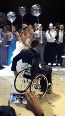 La première danse d’un jeune marié en chaise roulante !