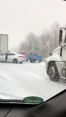 Une femme saute en dehors de sa voiture pour éviter le drame !