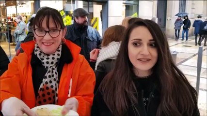 Les L214 préparent des crêpes sans oeuf et sans lait au centre-ville de Metz
