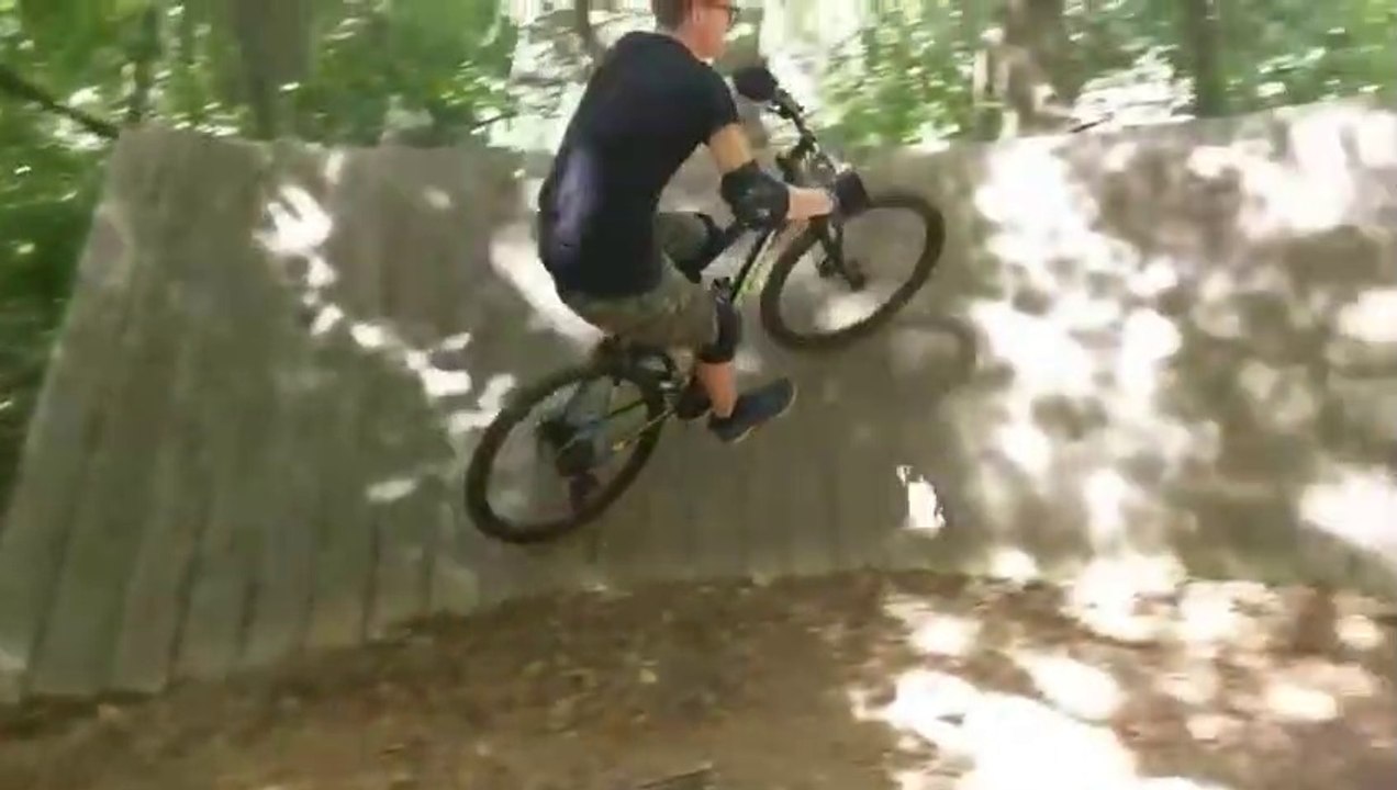 VTT en forêt : il s'effondre dans un virage !