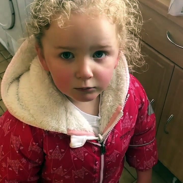 Cette fillette a voulu faire un bonhomme de neige dans la cuisine !
