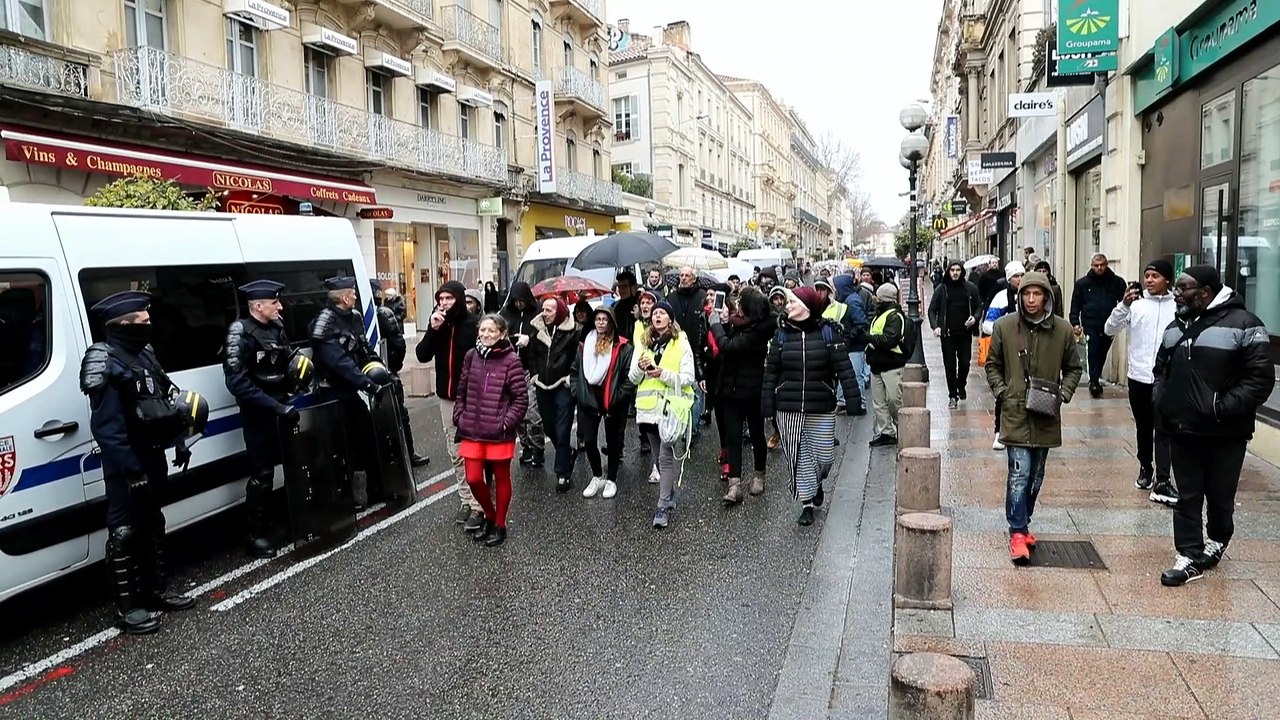 Quelques Gilets jaunes ont défilé rue de la République à Avignon.