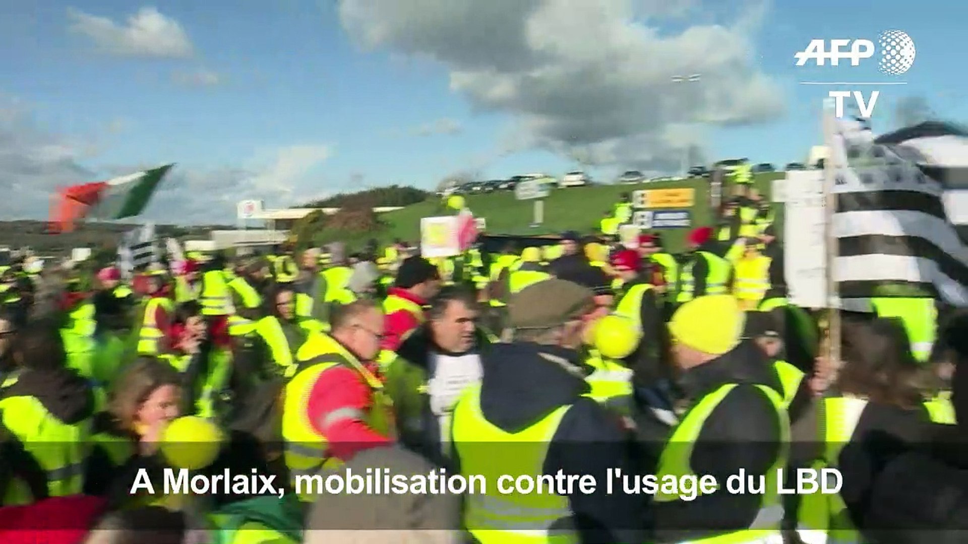Gilets jaunes": manifestation contre l'usage du LBD à Morlaix - Vidéo  Dailymotion