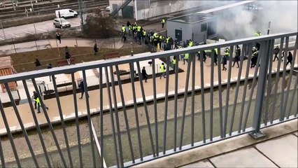 Gilets jaunes à Nancy : les manifestants prennent la fuite face aux grenades lacrymogènes lancées par les forces de l'ordre