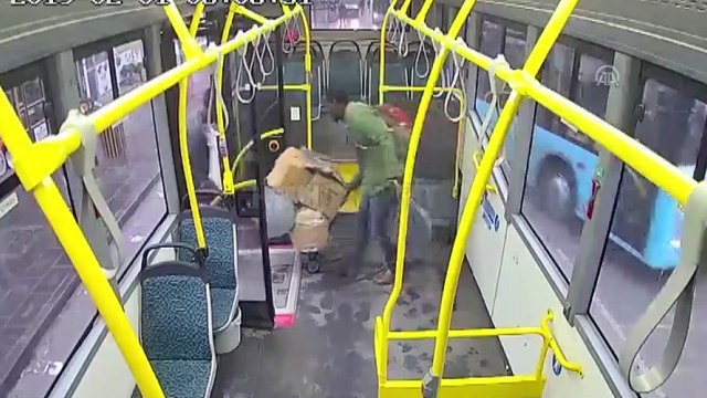 Gambiyalı Kabba, otobüste unuttuğu parasına kavuştu - SİVAS