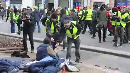 - Fransız Polisi Bir Sarı Yelekliyi Yerlerde Sürükledi