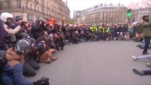 Des gilets jaunes entament un sitting place de la République à Paris
