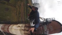 Ils sautent du haut d'une cheminée à 100m de haut... Saut à l'élastique de dingue