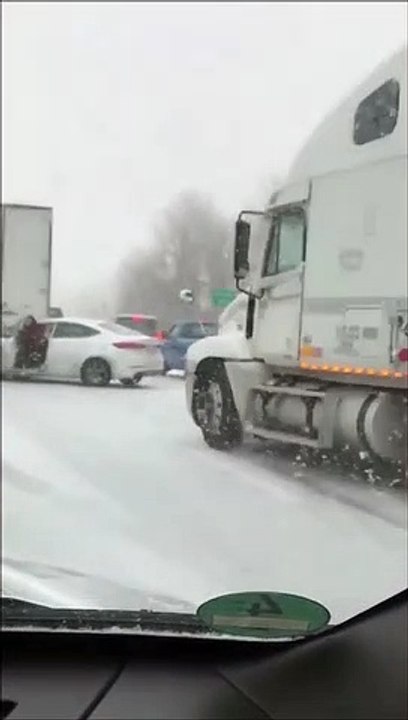 Elle réussi à sauter de sa voiture au moment où un camion lui fonce dessus