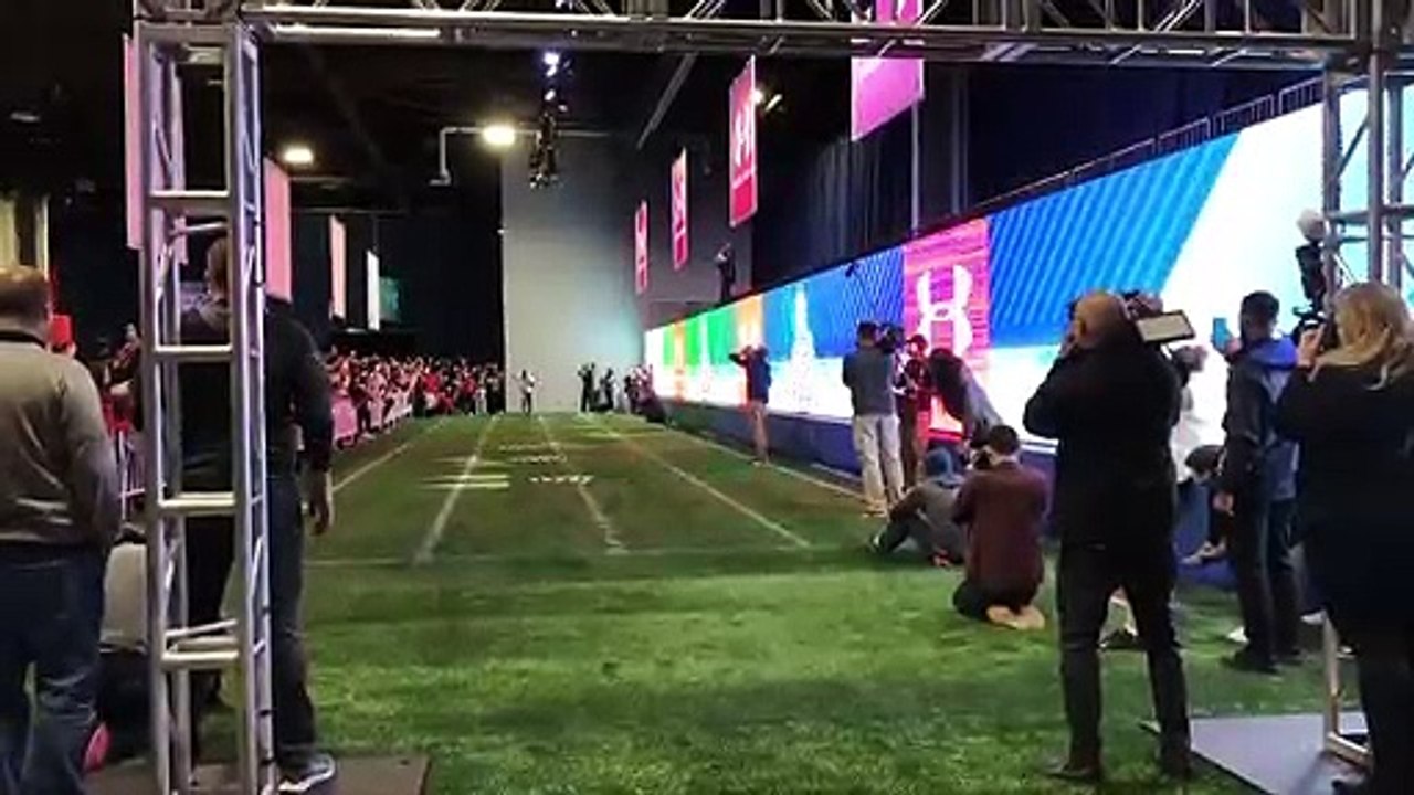 Sans entraînement et sans équipemment, Usain Bolt égale le record NFL du 40 yard en 4.22