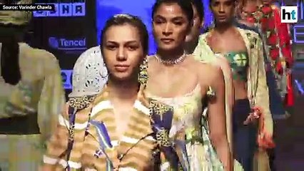 Скачать видео: Watch: Celebrities walk the ramp at Lakme fashion week