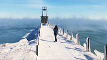 Onda de frio polar congela lago Michigan