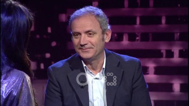 Mos i fol shoferit - Enkel Demi për këpucët me ujë: Kaloja dimrin në pishinë