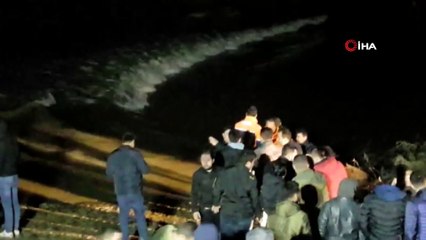 Ezine'de araçla çayın karşısına geçmek isteyen 3 kişi kayboldu