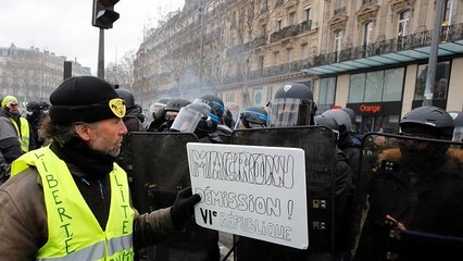 Los "chalecos amarillos" franceses marchan contra la violencia policial