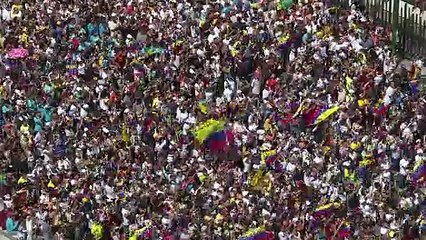 Venezolanos marchan divididos entre oposición y gobierno