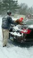 Un père de famille utilise son fils pour déneiger sa voiture