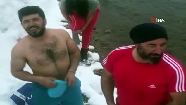 Buz gibi soğuk suda yüzen arkadaşlar ardından yamaç paraşütü keyfi yaptı