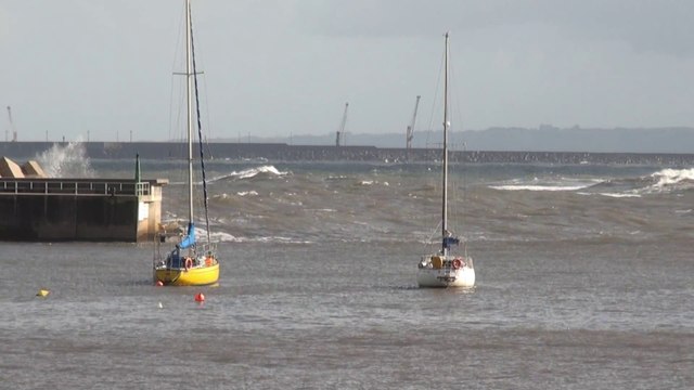 Borrasca Atlántica Helena, fuerte oleaje y surf en la costa de Candás, Carreño, Asturias