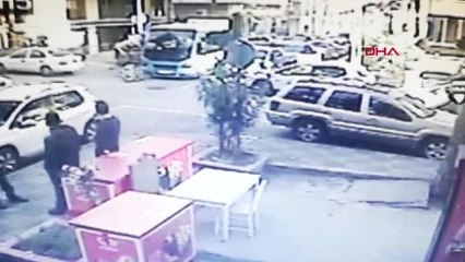 İstanbul Maltepe'de Güzargah Dışına Çıktığı Belirtilen Minibüs Kadına Çarptı