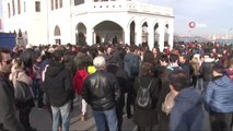 Şarklılar 'Barış' İçin Söyleniyor...barış Manço Severler Kadıköy İskelesi'ne Akın Etti