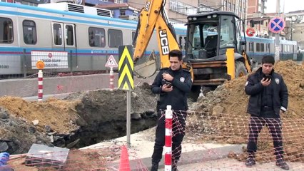 Sultangazi'de yol çökmesi:1 kişi toprak altında kaldı