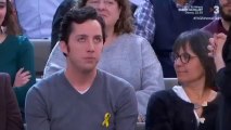 El 'pequeño Nicolás' porta un lazo amarillo en Tv3.