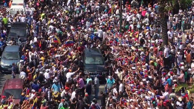 Presidente! Venezuelans surround vehicle of Juan Guaidó