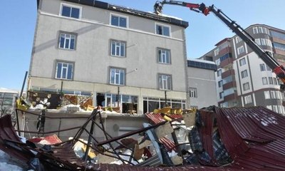 Çatıdan düşen kar kütlesi kafenin terasını çökertti