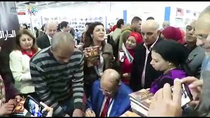 صوتها حلو.. فتاة تغنى فى حفل توقيع كتاب وسيم السيسى