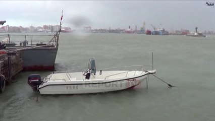 Report TV - Moti i keq, pezullohet lundrimi në Vlorë, fundosen 5 varka peshkimi