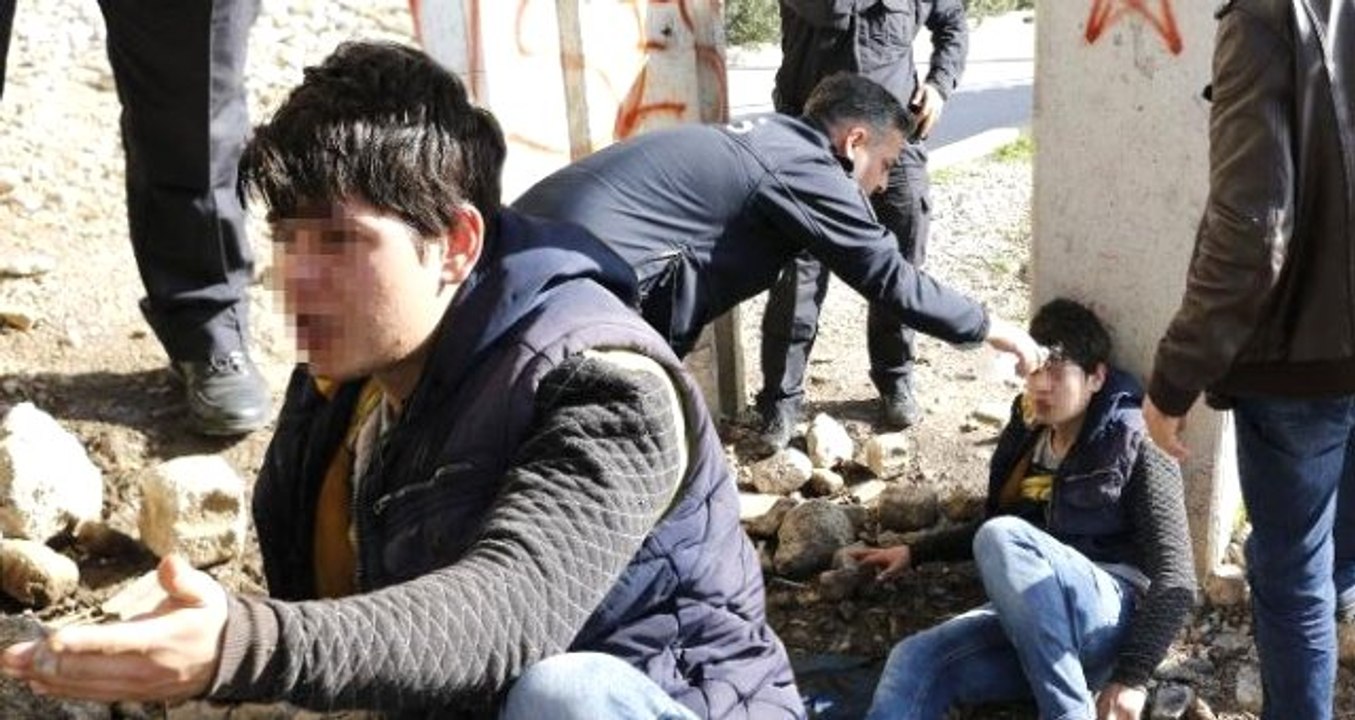 Uyuşturucudan Bayılan Gençten Polise İlginç Tepki: Polis misin, Hamamcı mısın