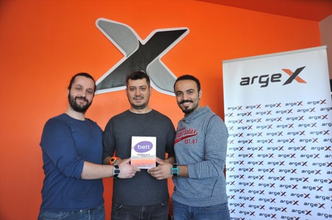 Gaziantep'te İki Mühendisin Ürettiği Akıllı Saat, Dünyanın En Büyük Fuarında 'En İyi Teknoloji' Ödülünü Aldı