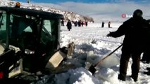Çıldır Gölü Yüzeyindeki Buz Kırıldı, İş Makinesi Sulara Gömüldü