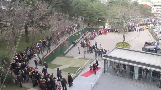 Teleferikle Uludağ'a Çıkmak İçin Saatlerce Beklediler